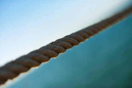 钢丝绳将天空和水一分为二图片
