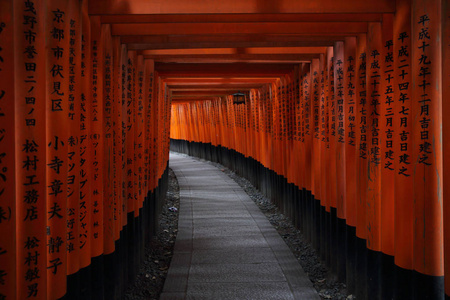 日本京都伏见 Inari 神社红托里门口