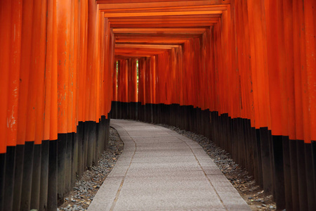 日本京都伏见 Inari 神社红托里门口