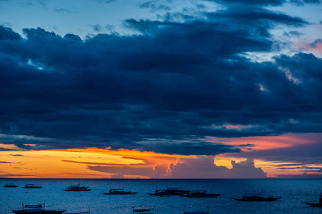 在多云的天空的海岸线上的夕阳图片