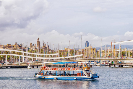 在西班牙巴塞罗那举行的观光船