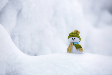 好梦雪人在顶绿色的帽子