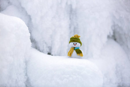 童话般的人物在帽子和围巾雪人