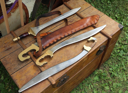 古代的锐利的武器剑和刀