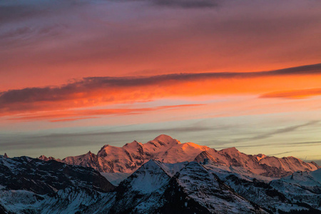 在法国的阿尔卑斯山勃朗峰在日落时
