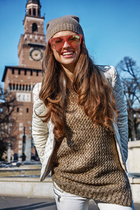在米兰，意大利快乐年轻游客女人肖像