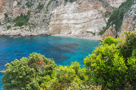 海景与蓝色水和岩石的小岛海滩，扎金索斯