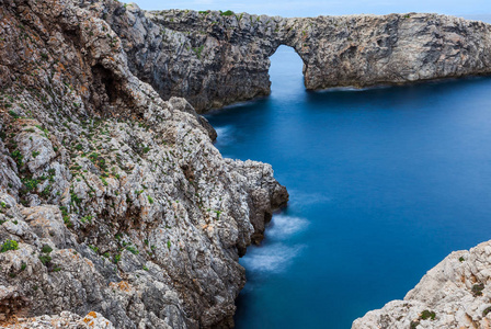 天然石桥上北部梅诺卡岛，梅诺卡岛，巴利阿里群岛，西班牙的海岸