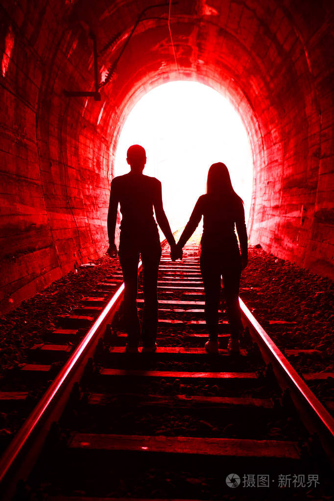 夫妇一起穿过铁路隧道的爱情