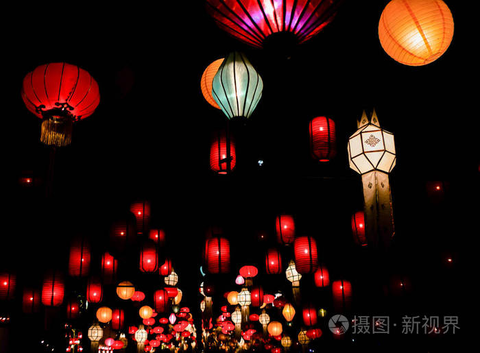 挂着亚洲节日灯笼