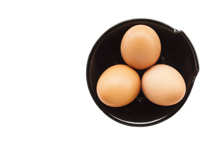 鸡蛋煮早餐 蛋白形式蛋黄和蛋白在白色的背景，或纯木制的桌子上