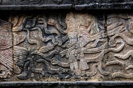 一个战士拿着一个人头的古代玛雅壁画