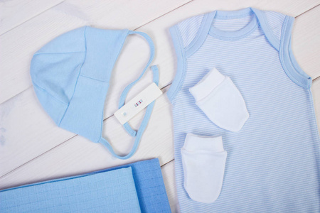 妊娠试验阳性结果与新生儿，期待婴儿服装