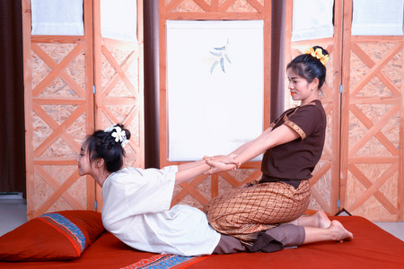 泰国按摩。 妇女注重放松和健康。