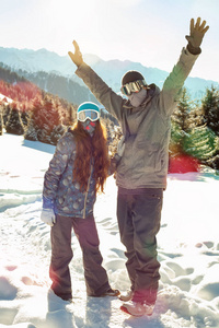 ouple 滑雪板在群山的地方