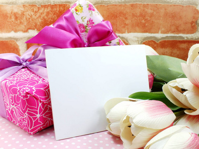 空白白贺卡与美丽的人造花和空标记为您的文字