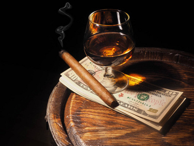 科涅克白兰地 雪茄和美元在旧橡木桶