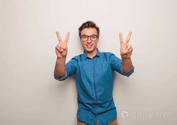 微笑休闲年轻人做出胜利的手势照片-正版商用图片0x2d95-摄图新视界