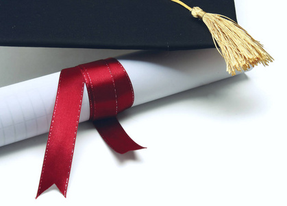 孤立的白色衬底上系着红飘带的大学文凭