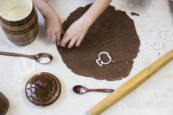 自制姜汁饼干面团在桌子上