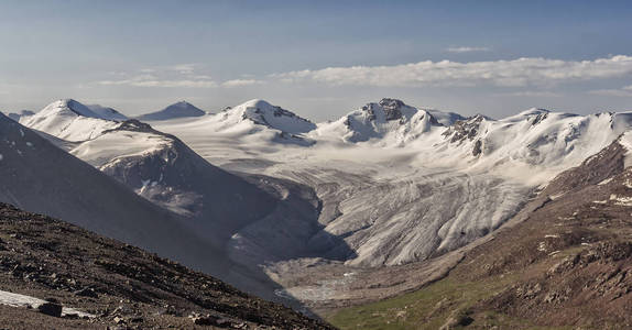 山的风景，阳光明媚的天气