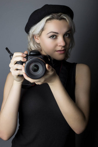 女摄影师与单反相机照片
