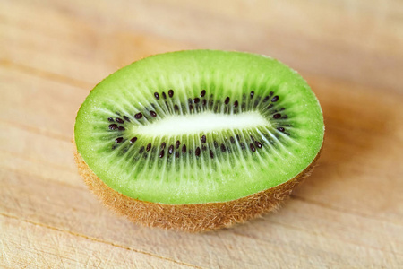 绿色奇异果切片奇异果绿色浆与黑色的种子切片照片