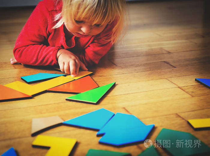 小女孩玩拼图早期教育