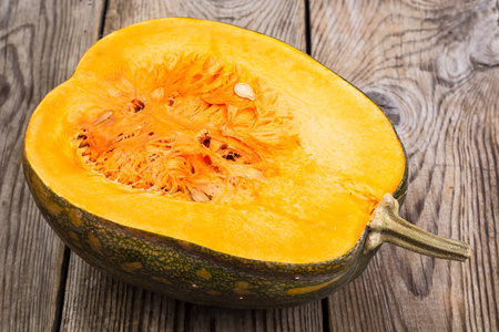 橙色的南瓜半图片