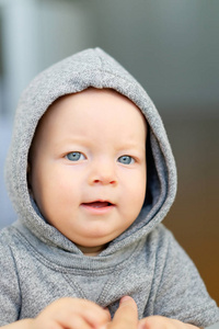 蓝眼睛的小男孩