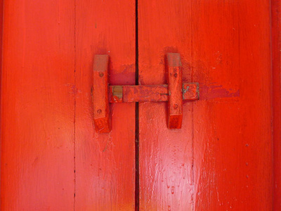 红色木质门