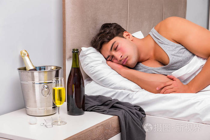 男人在床上后党-宿醉概念照片-正版商用图片0x2hcf-摄图新视界
