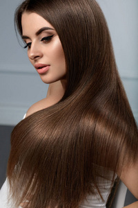 有光泽的长直发女人模型照片