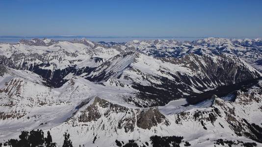 冰冻的湖 Arnensee 和雪覆盖的山脉