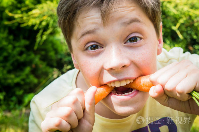 男孩吃胡萝卜