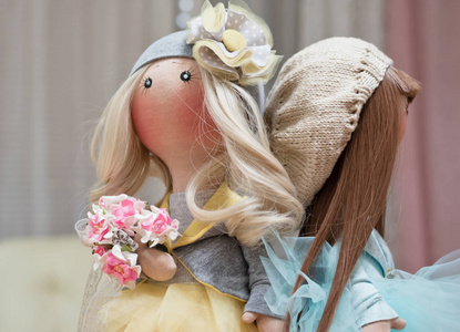 两个手工制作的布娃娃金色和棕色头发