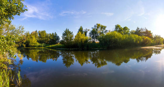 在俄罗斯中部河的全景