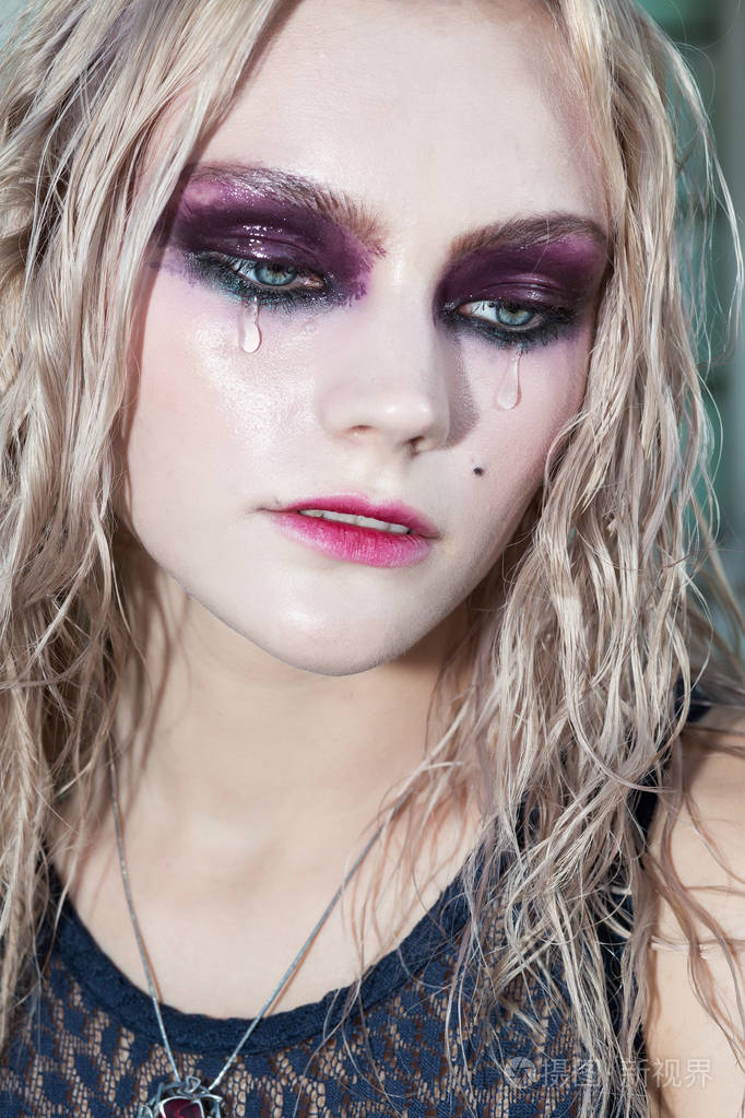 一个漂亮的金发女孩的时尚哥特式风格画像