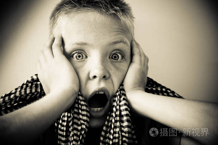 男孩看不安和害怕