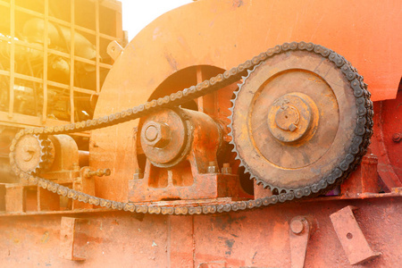 起重齿轮在旧的起重机机械齿轮照片