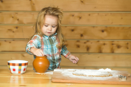可爱的孩子做饭用面团 面粉 鸡蛋 碗