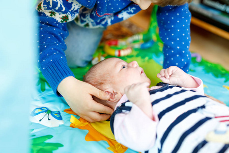 刚出生的婴儿妹妹快乐小小孩男孩女孩