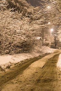 雪覆盖的道路，在一个安静的街道上