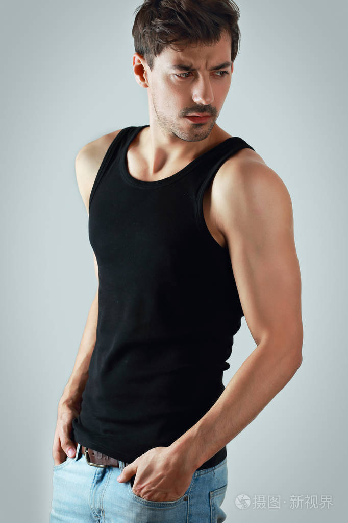 英俊健壮的年轻男人