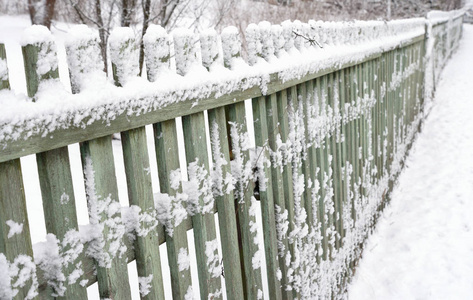 积雪覆盖的栅栏