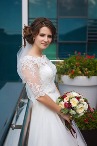 年轻的豪华新娘的花束
