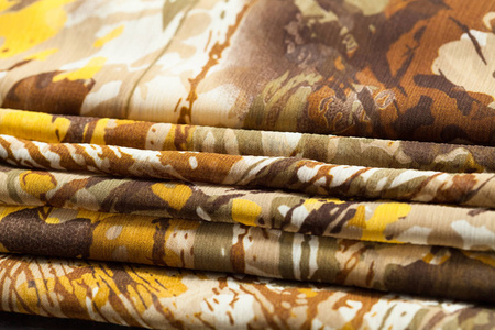 黄棕色灯布 织物 纺织与大量的褶皱，褶皱，折痕
