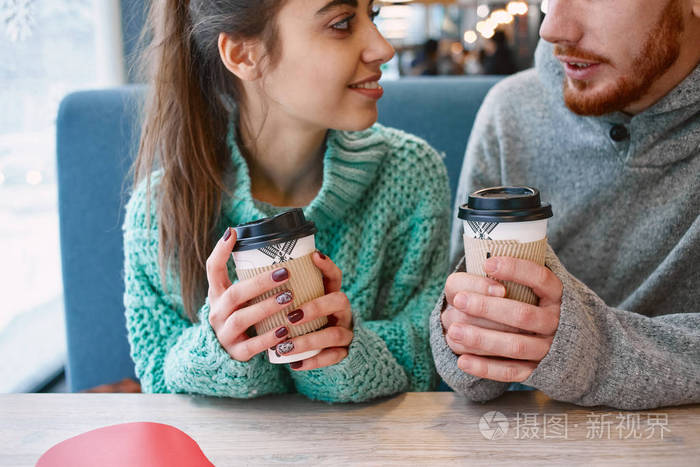 夫妇在情人节那天在咖啡厅约会爱情