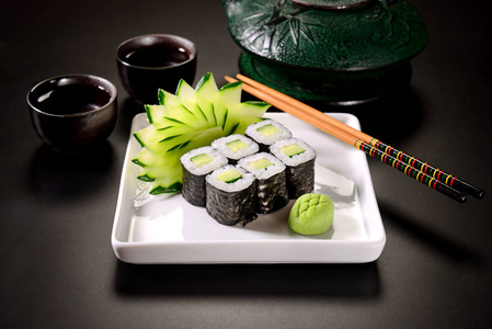 白菜上的花崎纯素寿司照片