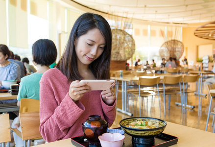 女人以照片上她的食物